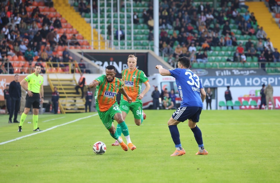 Trendyol Süper Lig: Alanyaspor: 1 - Kasımpaşa: 0 (İlk yarı)