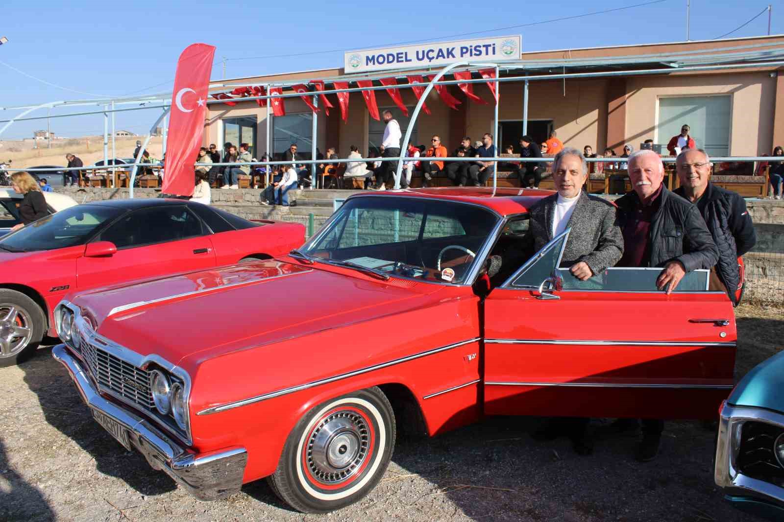Model uçaklarla klasik otomobiller aynı pistte buluştu
