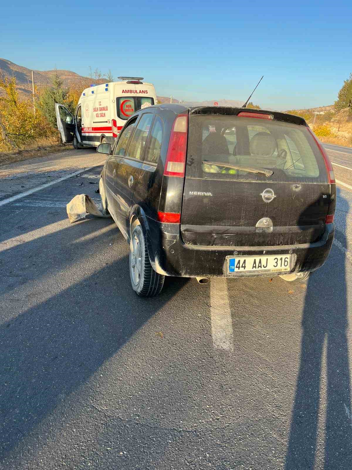 Adıyaman’da iki otomobil kafa kafaya çarpıştı: 2 yaralı
