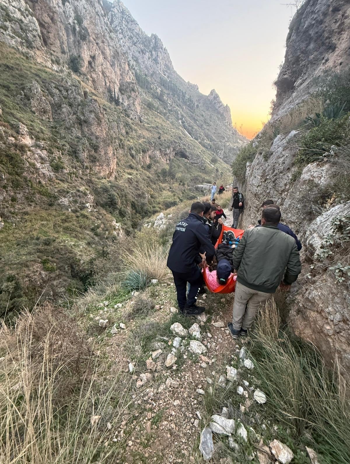 Yürüyüş esnasında kayalıklardan düşen şahıs yaralandı