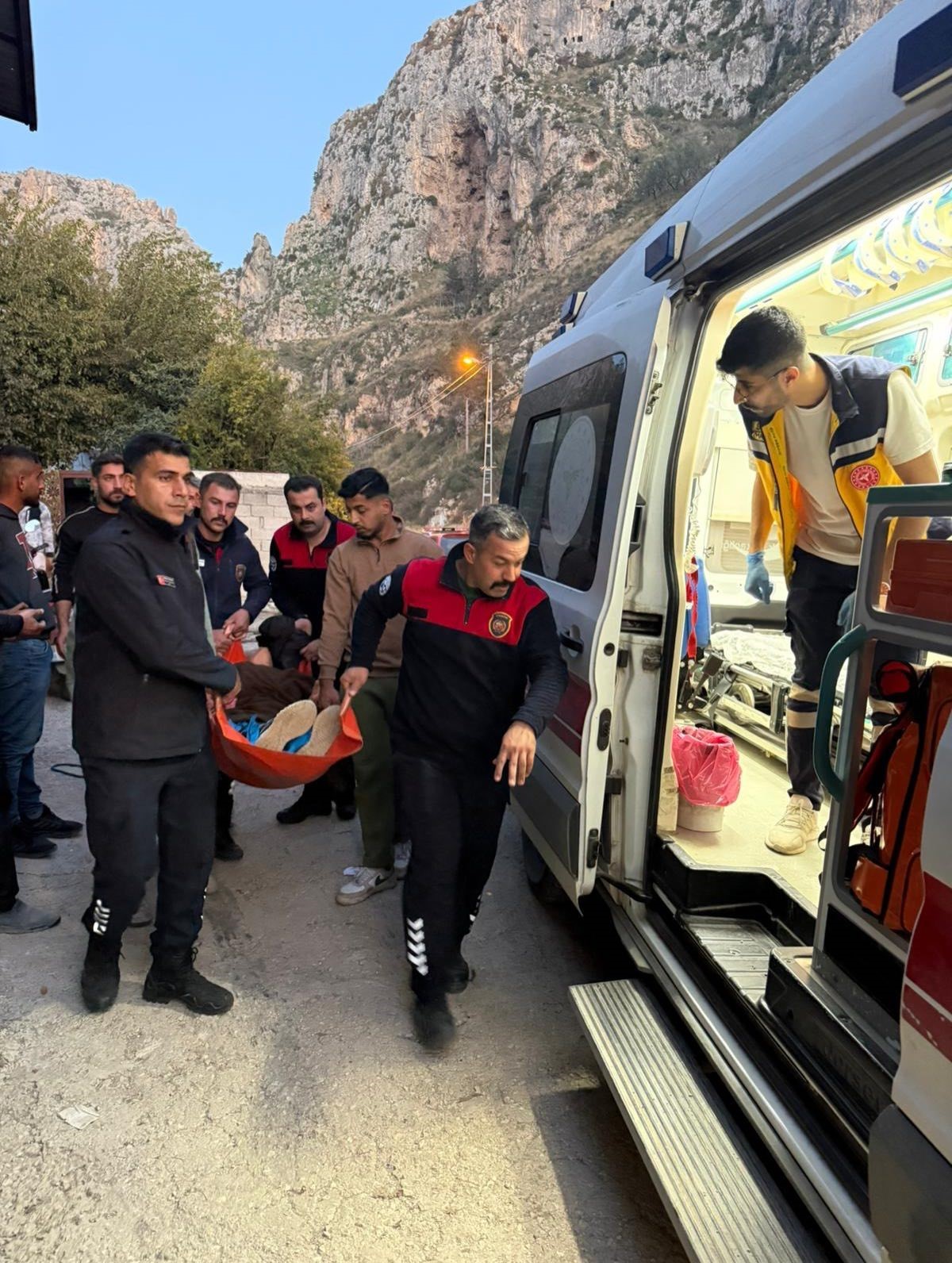 Y&uuml;r&uuml;y&uuml;ş esnasında kayalıklardan d&uuml;şen şahıs yaralandı
