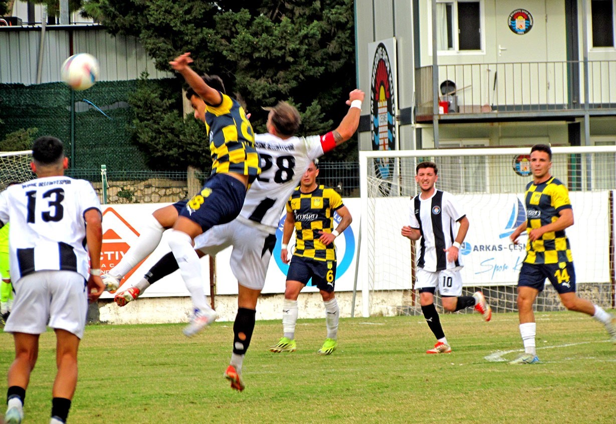 &Ccedil;eşme&rsquo;de derbi m&uuml;cadelesinde gol sesi &ccedil;ıkmadı
