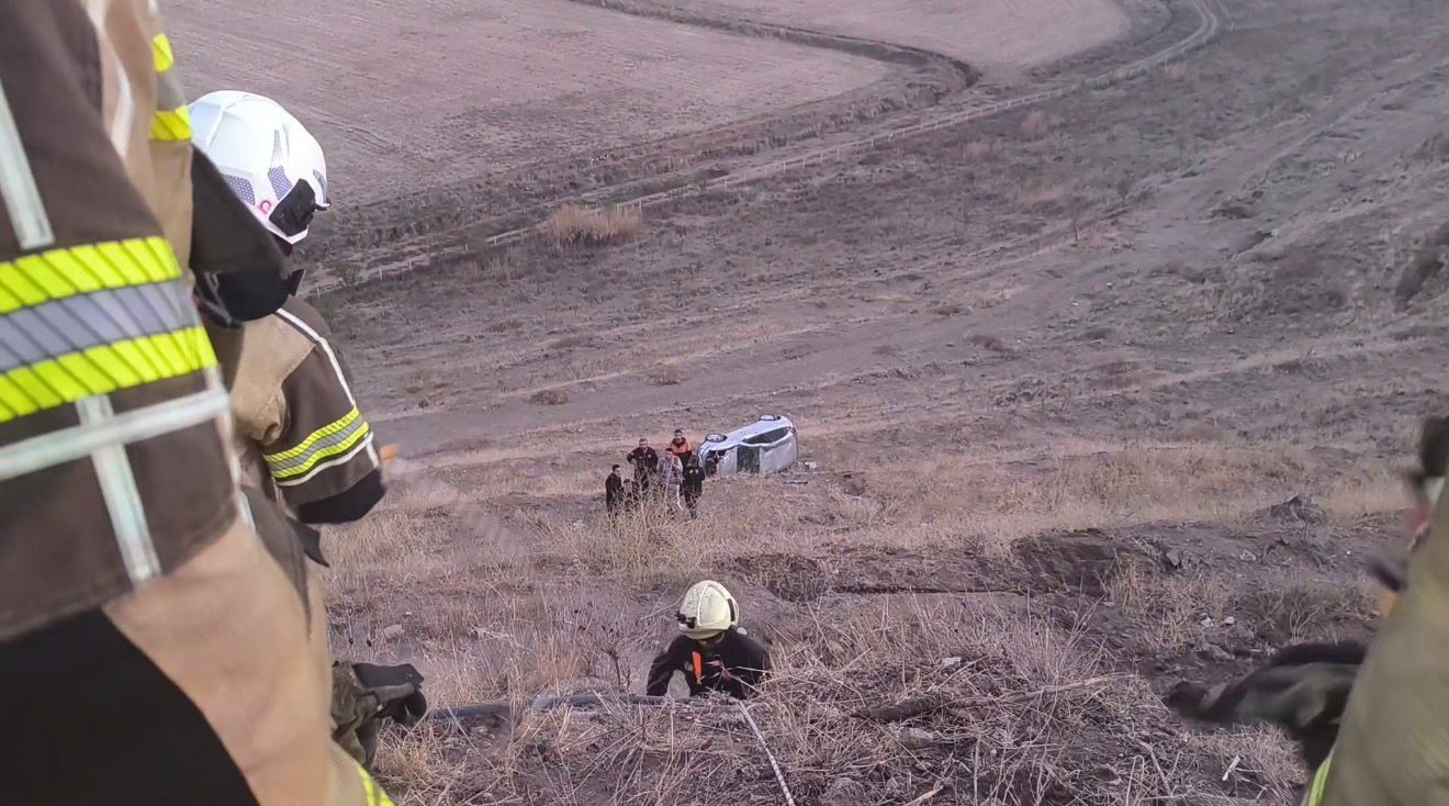 Diyarbakır’da otomobil şarampole yuvarlandı: Yaralı sürücüyü itfaiye kurtardı