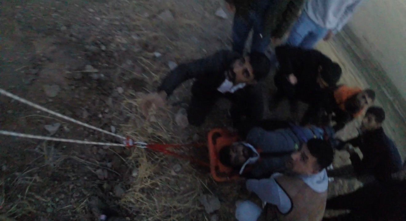 Diyarbakır’da otomobil şarampole yuvarlandı: Yaralı sürücüyü itfaiye kurtardı

