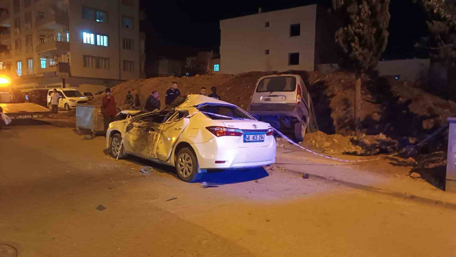 Aşırı hız yapan araç park halindeki otomobile çarpıp inşaat alanına uçtu: 2 yaralı
