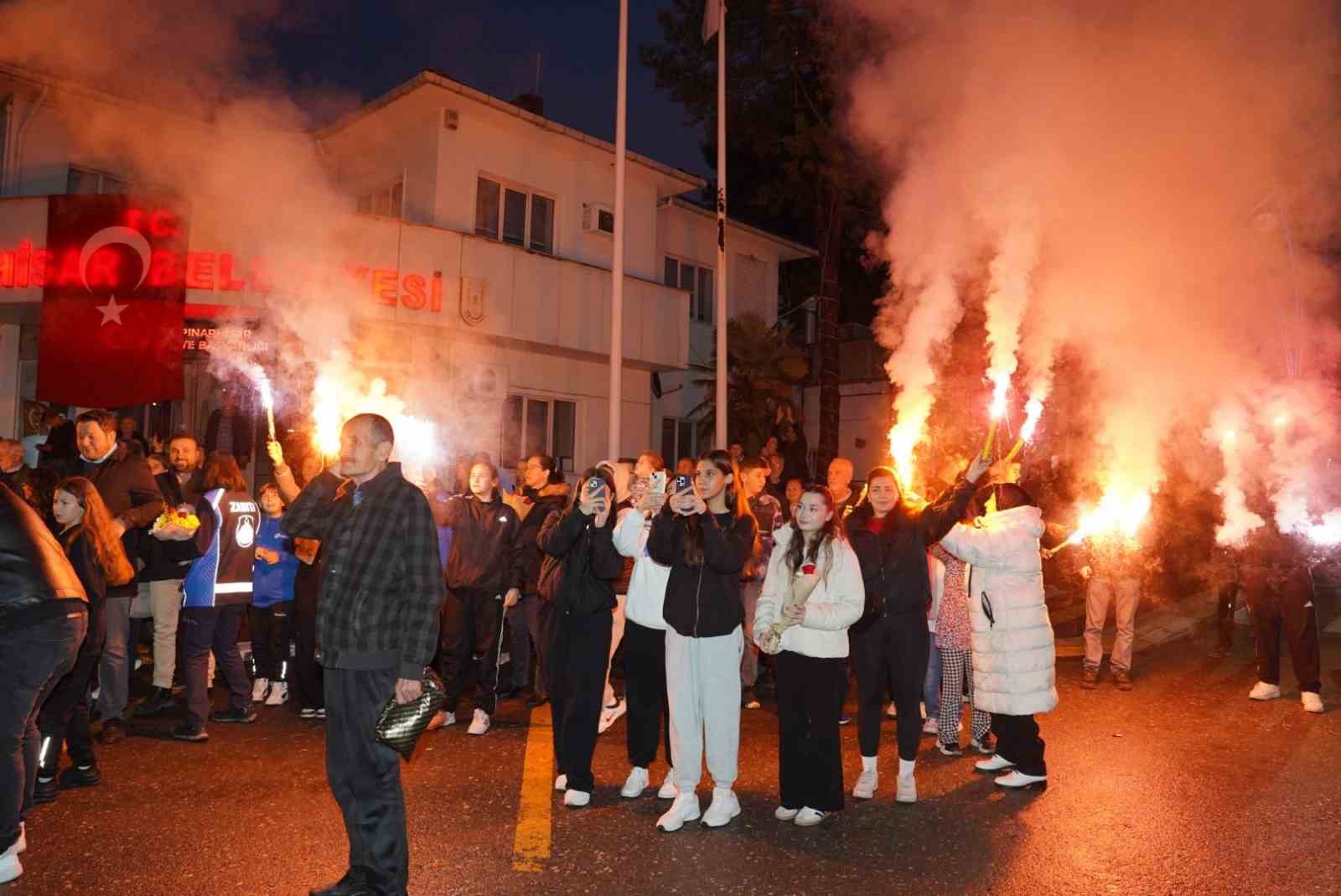 Türkiye şampiyonları davul-zurna ve meşalelerle karşılandı
