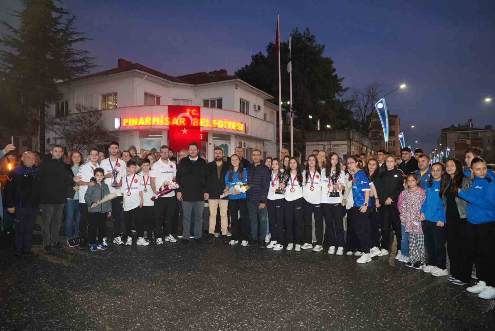 Türkiye şampiyonları davul-zurna ve meşalelerle karşılandı