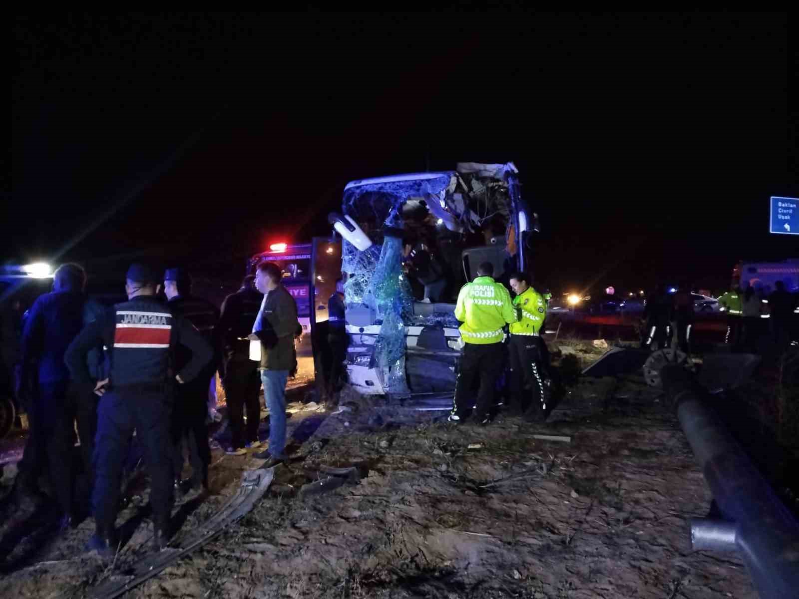 Denizli’de minibüs yolcu otobüsüyle çarpıştı: 1 ölü, 13 yaralı