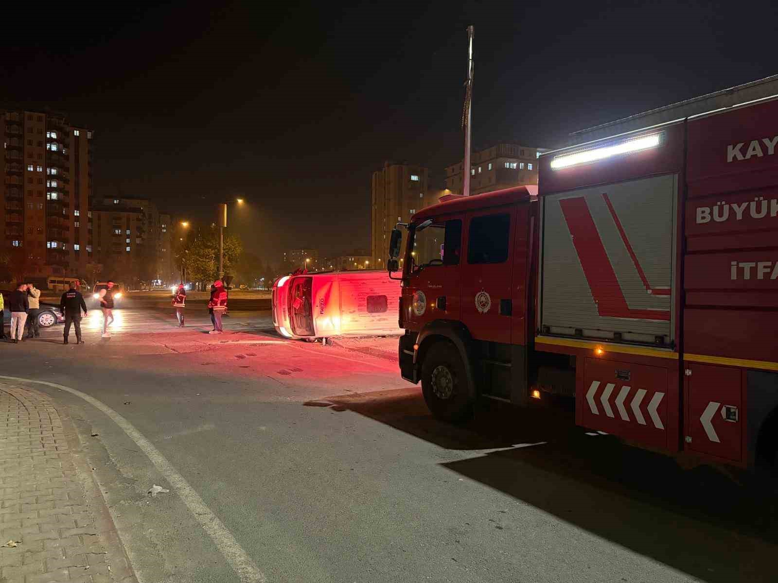 Otomobilin çarptığı servis yan yattı: 2 yaralı