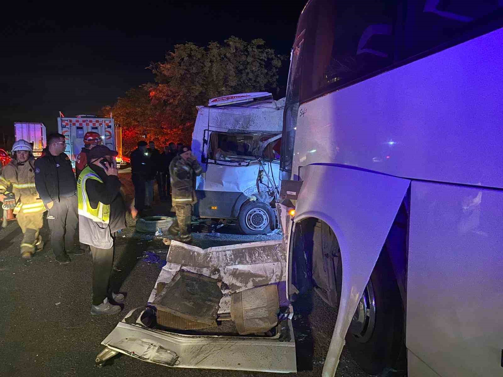 Kemalpaşa’da işçi servisleri çarpıştı: 15 yaralı