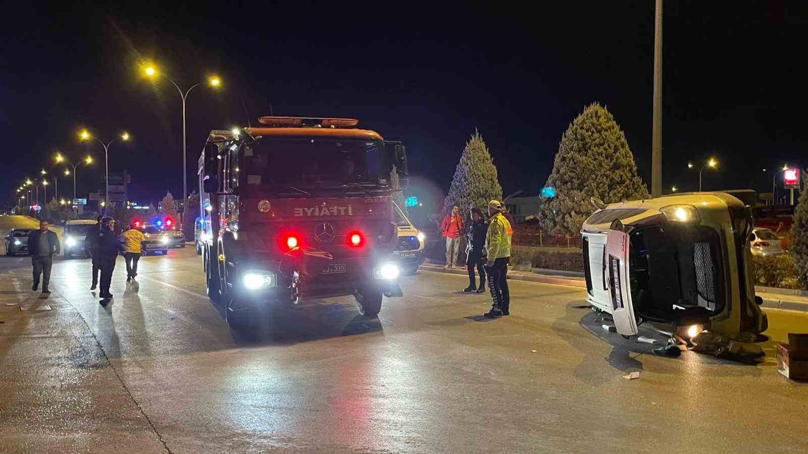 Karaman’da çarpışan iki araçtan biri devrildi: 2 yaralı