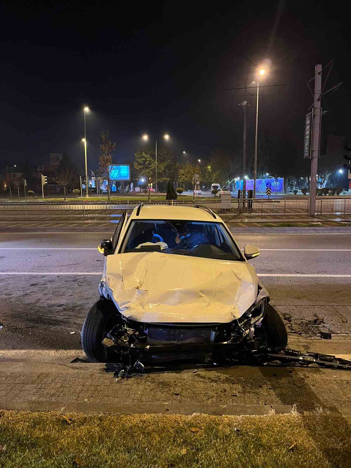 Kayseri’de iki otomobil çarpıştı: 1’i ağır 3 yaralı