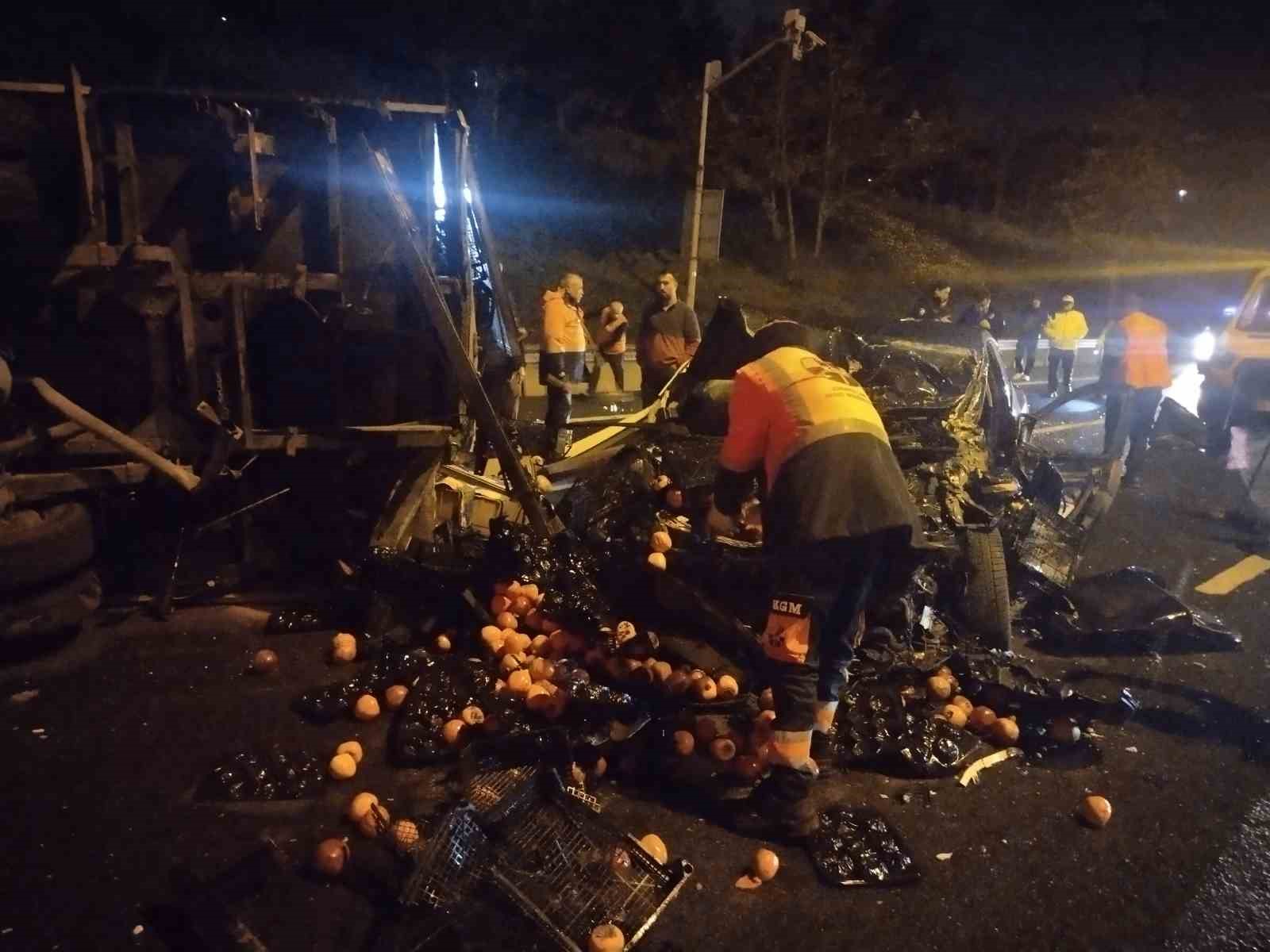 Ümraniye’de otomobil, seyir halindeki kamyonete çarptı : 2 yaralı