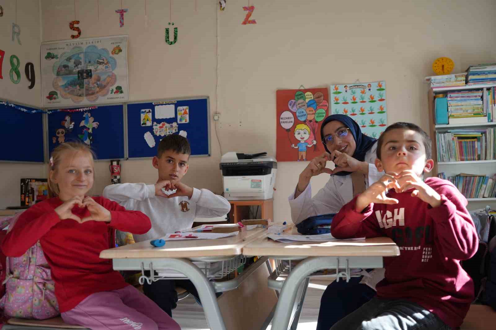 Bayburt’un dağ köyünün hem öğretmeni hem gelini: Zahide öğretmen 3 öğrencisine ışık oluyor