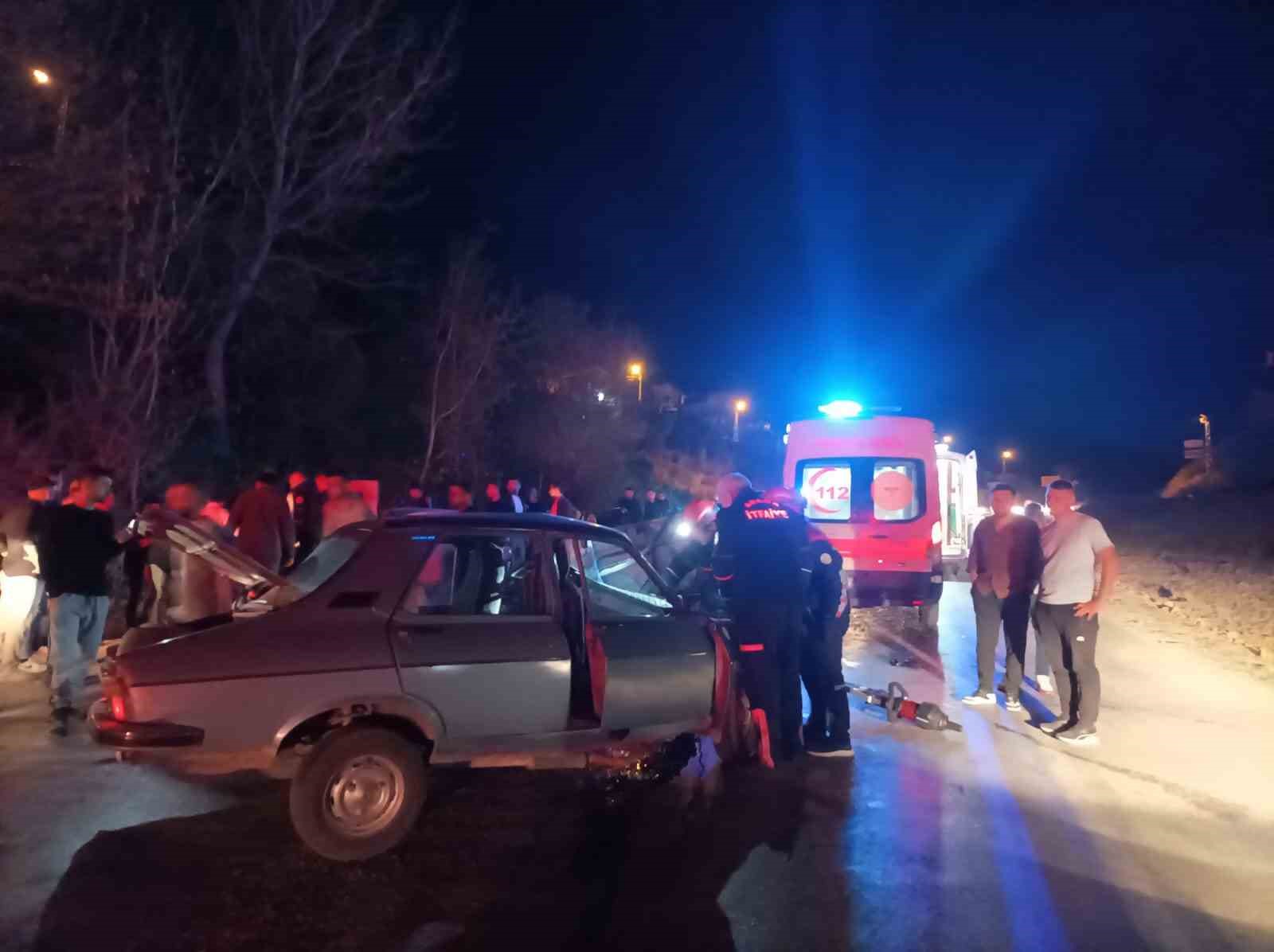 Otomobiller kafa kafaya çarpıştı: 7 yaralı