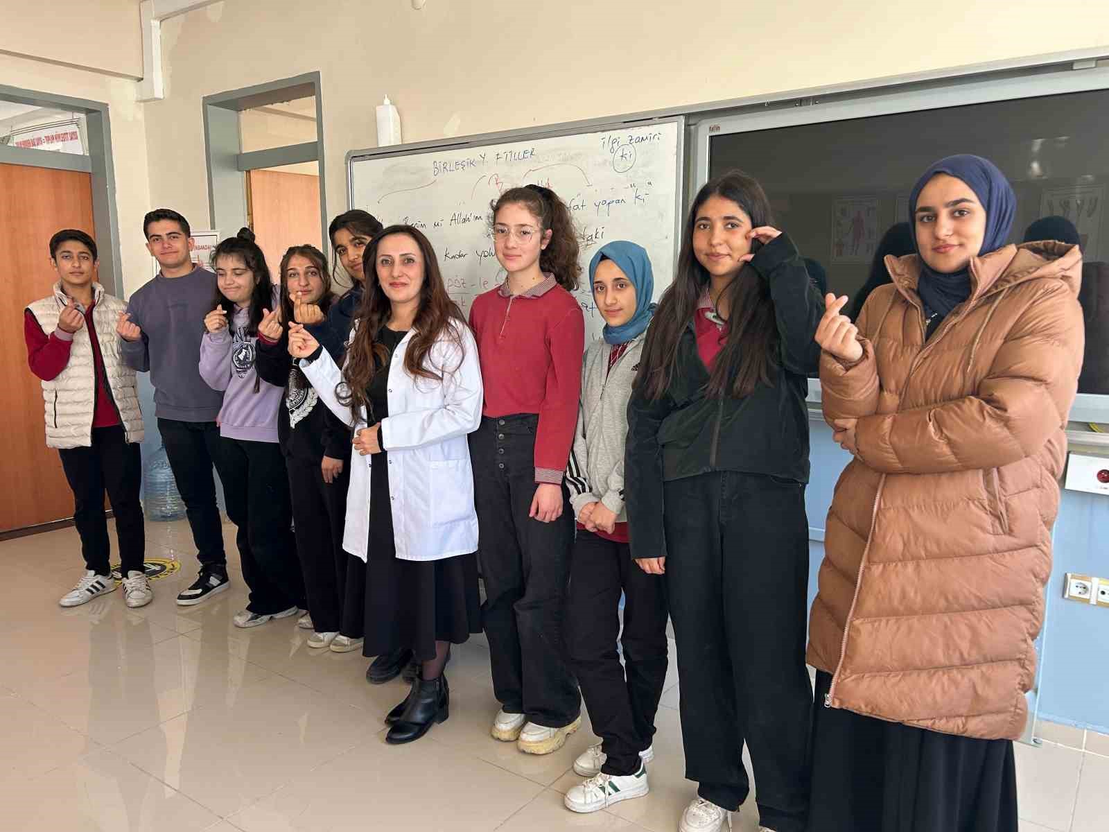 Koreceyi kendi &ccedil;abasıyla &ouml;ğrenen Vanlı &ouml;ğretmen &ouml;ğrencilerine ilham oluyor
