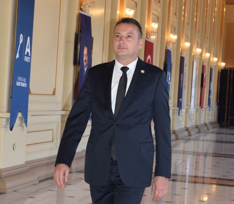 Başkan Saruhan; "Başımızın tacı öğretmenlerimizin günü kutlu olsun"