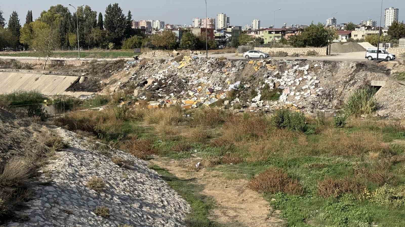 Adana’da kuruyan dere moloz döküm sahasına döndü