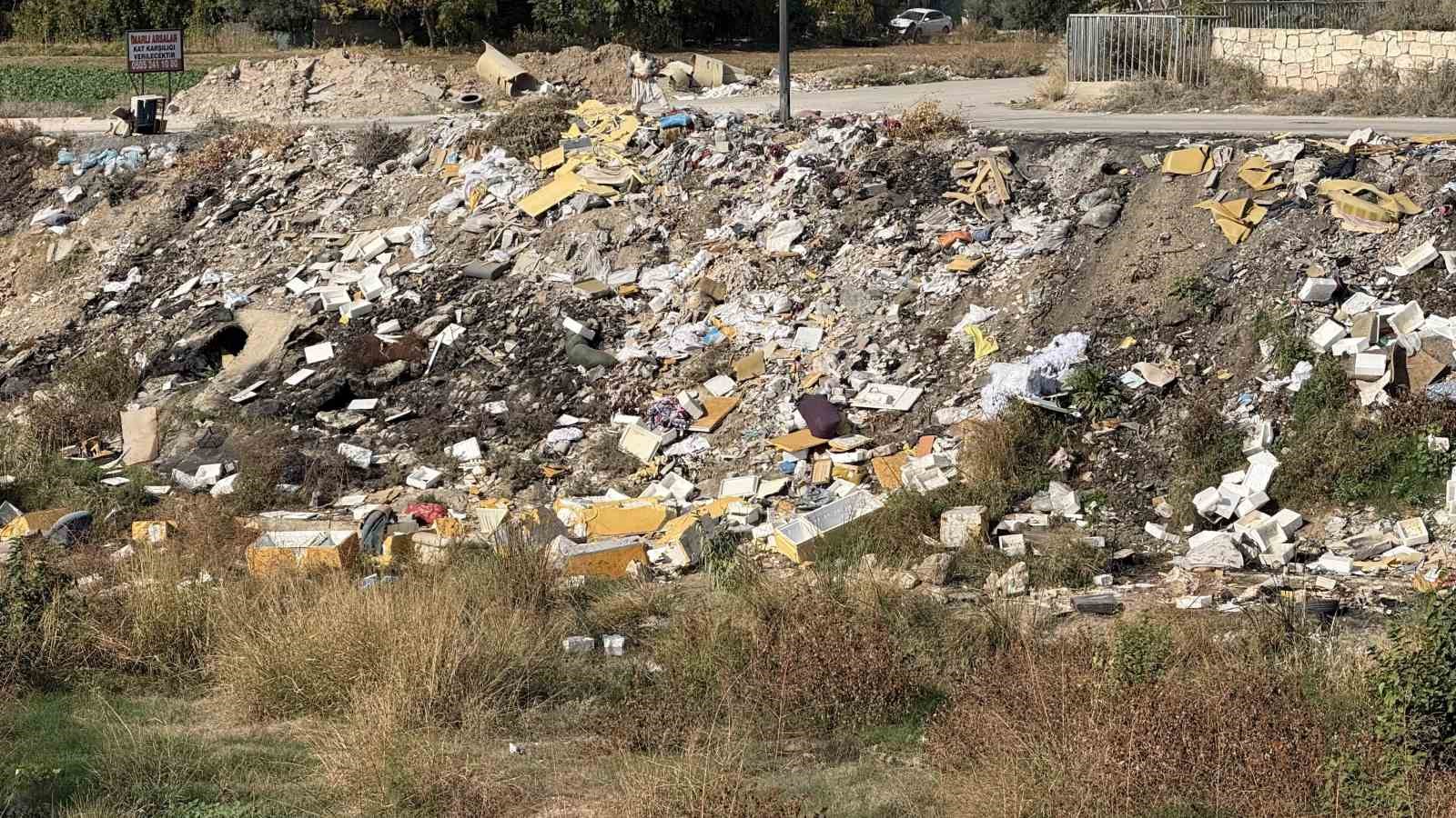 Adana’da kuruyan dere moloz döküm sahasına döndü