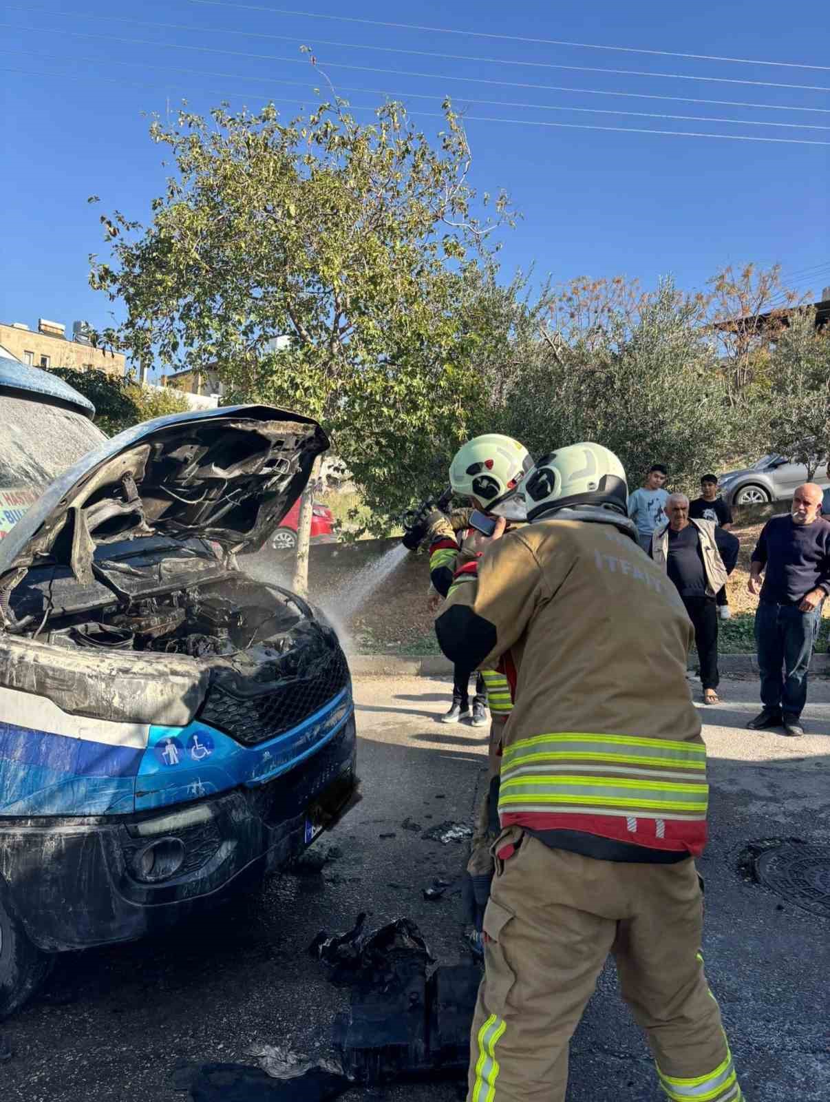 İskenderun’da minibüs yangını