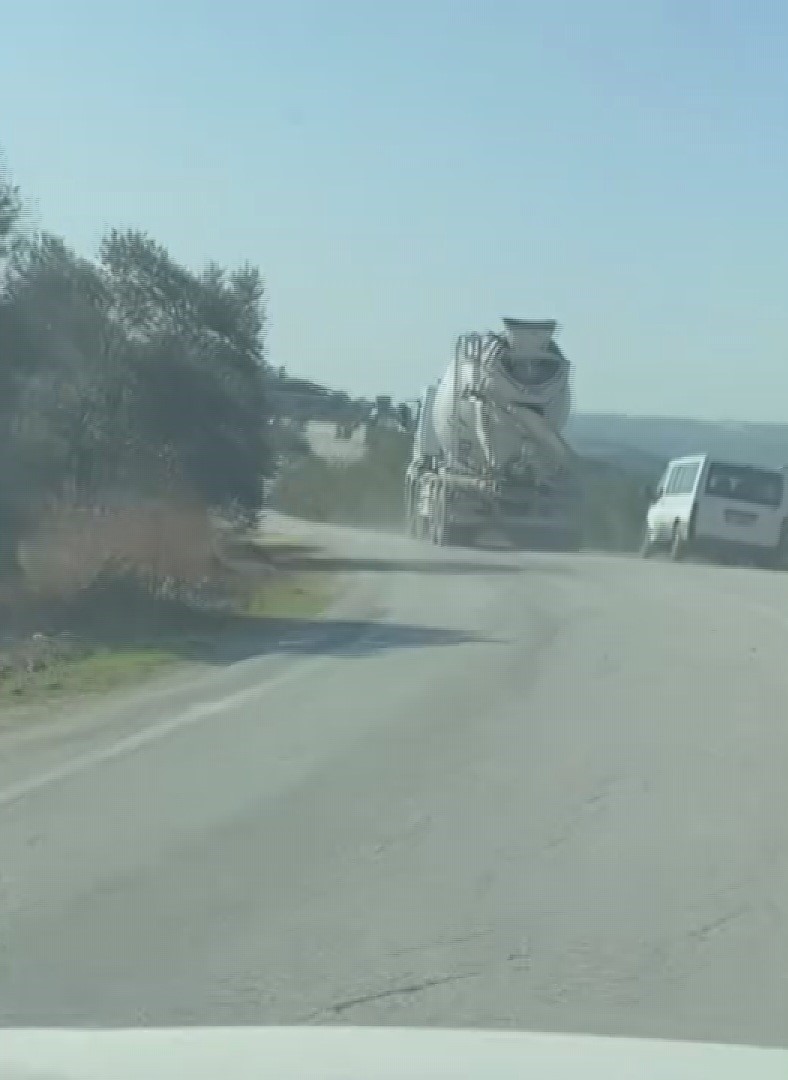 Tek şeritli yoldaki hızıyla ’Pes’ dedirten mikser sürücüsü kamerada