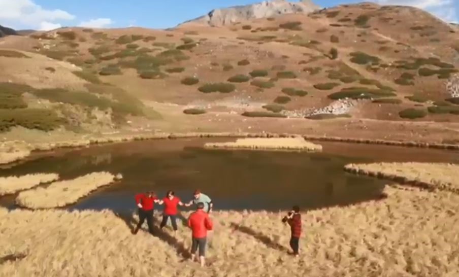 Artvin’de Giresunlu bir dağcı Arsiyan Yaylasında buz gibi gölde yüzdü
