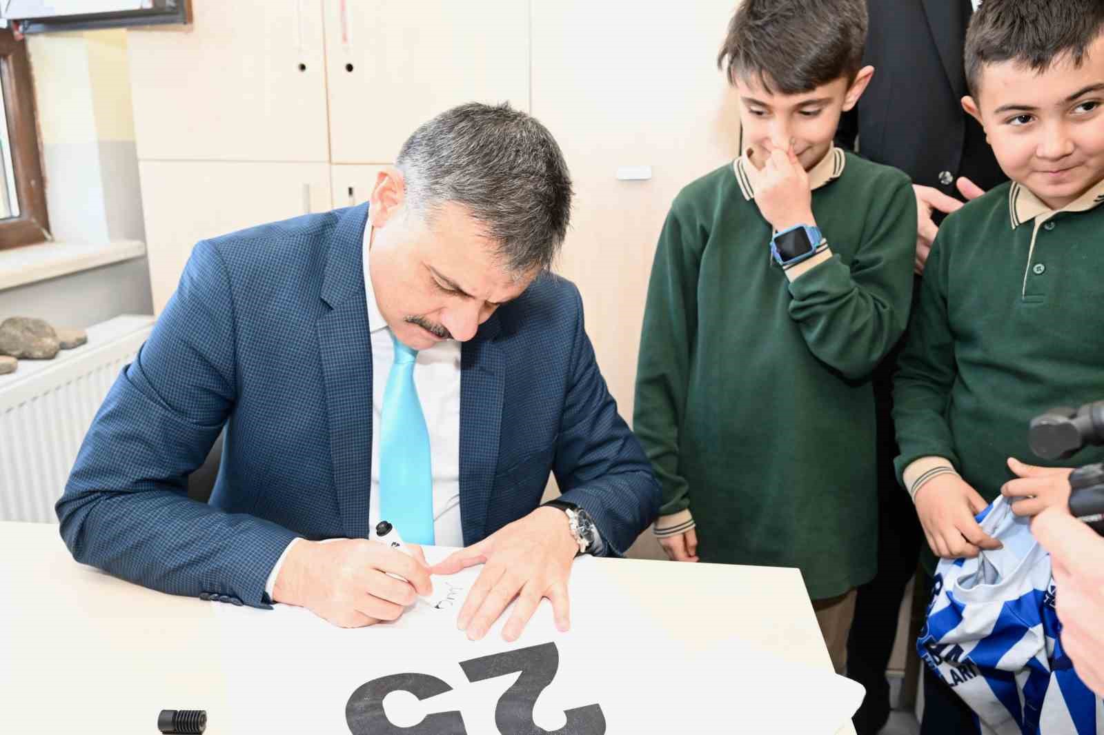 Öğrencilerden Vali Çiftçi’ye forma imzalatma sürprizi