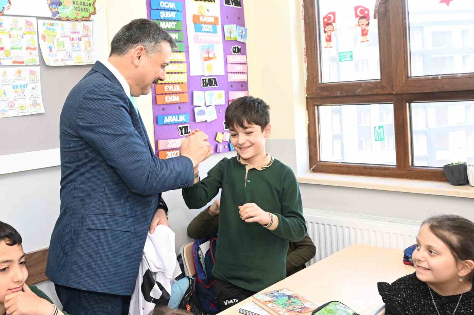 &Ouml;ğrencilerden Vali &Ccedil;ift&ccedil;i&rsquo;ye forma imzalatma s&uuml;rprizi
