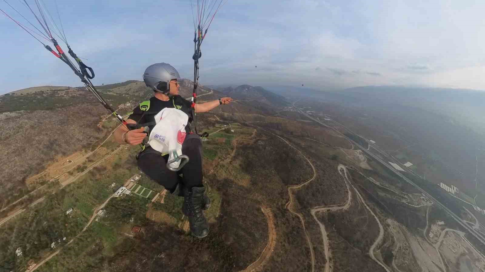 Yanan ormanlar için gökyüzünden paraşütle tohum yağdı