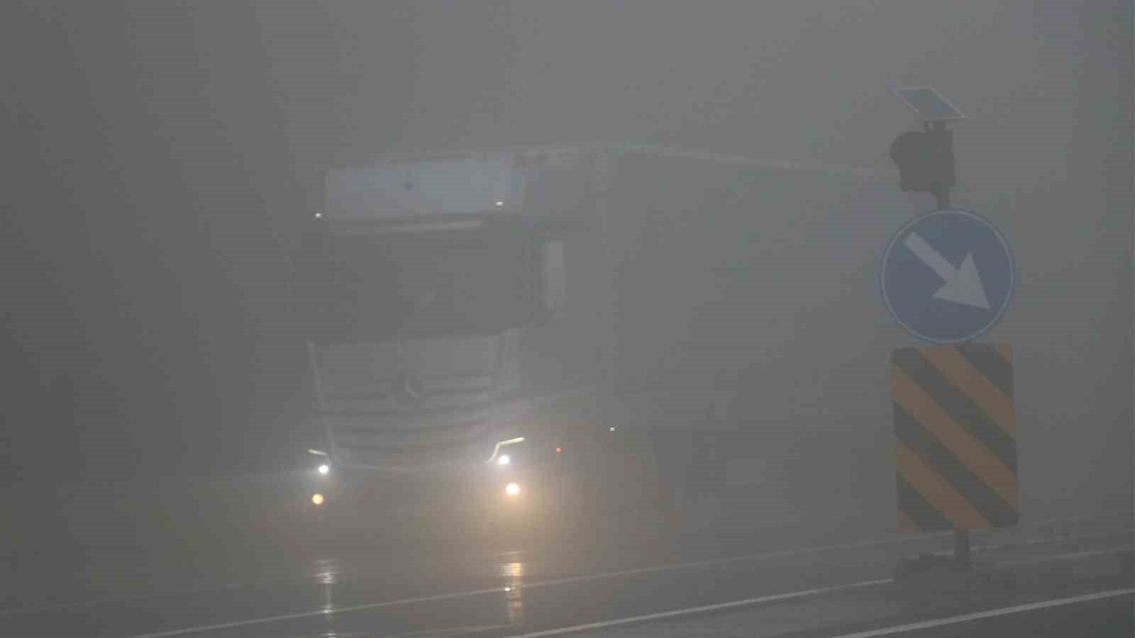 Bolu Dağı’nda göz gözü görmüyor: Görüş mesafesi 25 metreye düştü