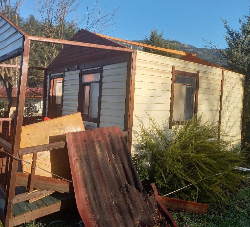 Menteşe&rsquo;de fırtına yapılara zarar verdi
