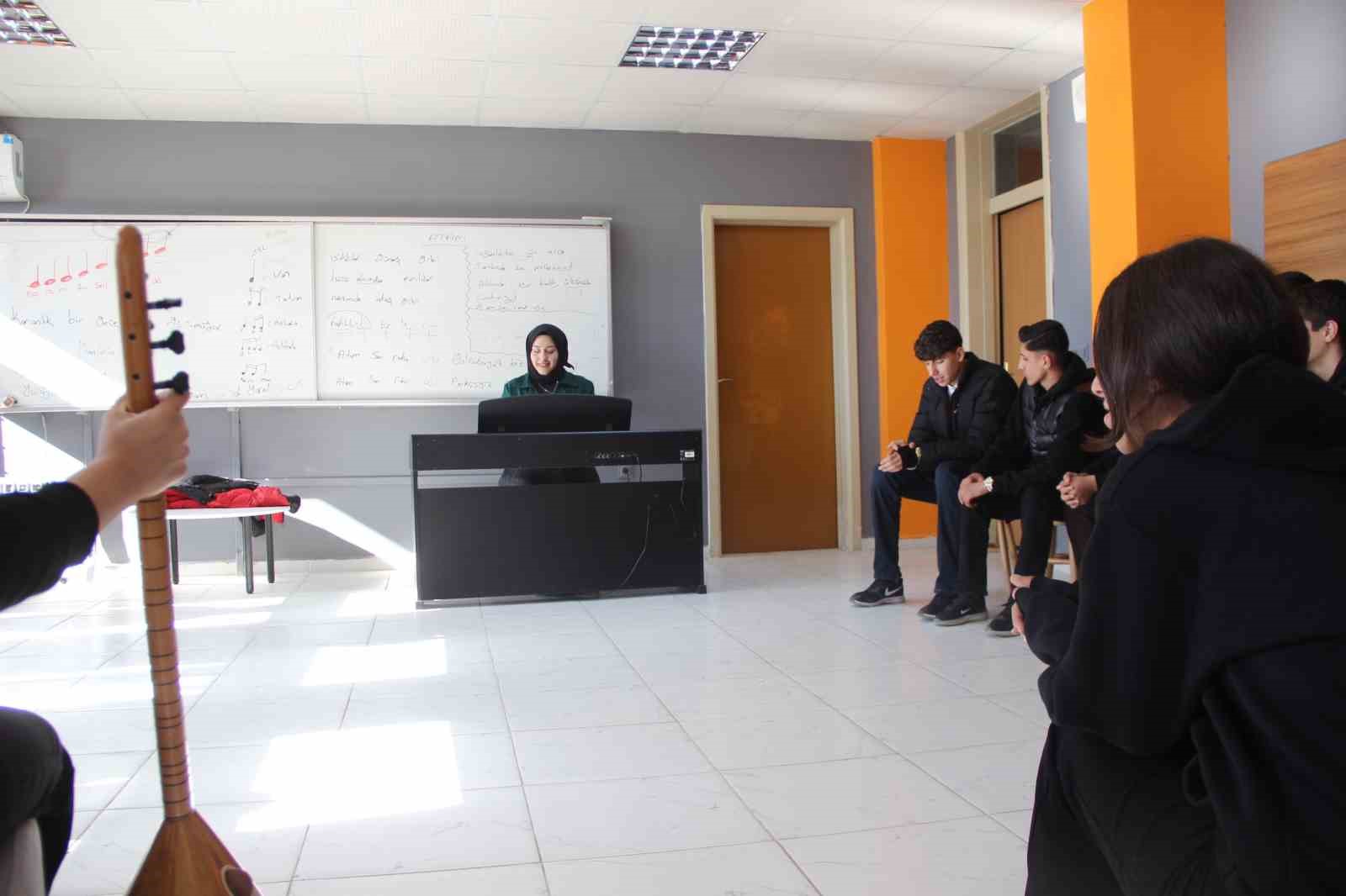 Babasına verdiği sözü vasiyet saydı: Öğretmen olup öğrencileri hayallerine kavuşturuyor