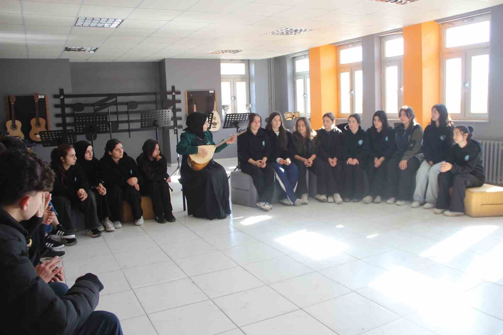 Babasına verdiği sözü vasiyet saydı: Öğretmen olup öğrencileri hayallerine kavuşturuyor
