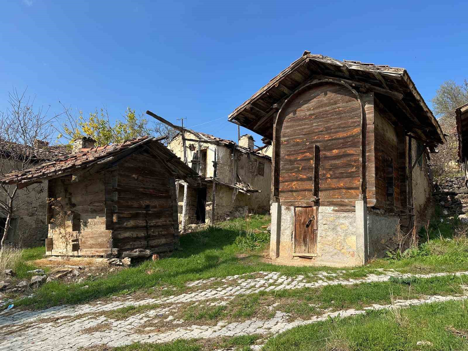450 yıllık köy hayalet köye dönüştü...Köyde sadece 4 kişi yaşıyor
