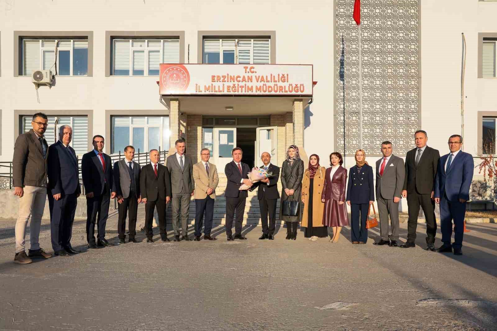 Vali Aydoğdu: "Ülkemizin aydınlık yarınları çocuklarımızı yetiştiren öğretmenlerimizin günü kutlu olsun"
