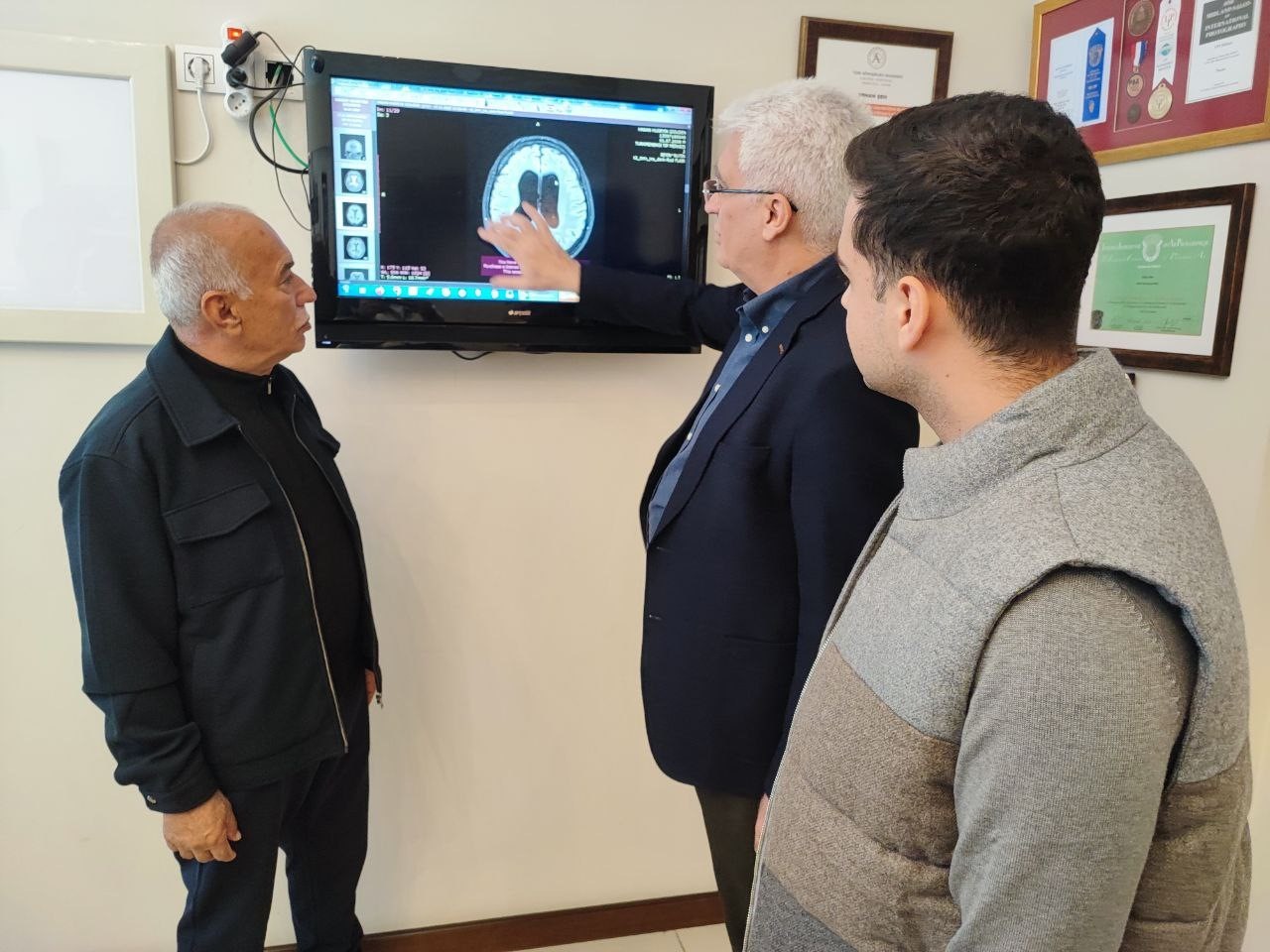 Doktorların 17 yıl önce "ameliyat olmazsa ölür" dediği çocuk doğru teşhisle hayata tutundu