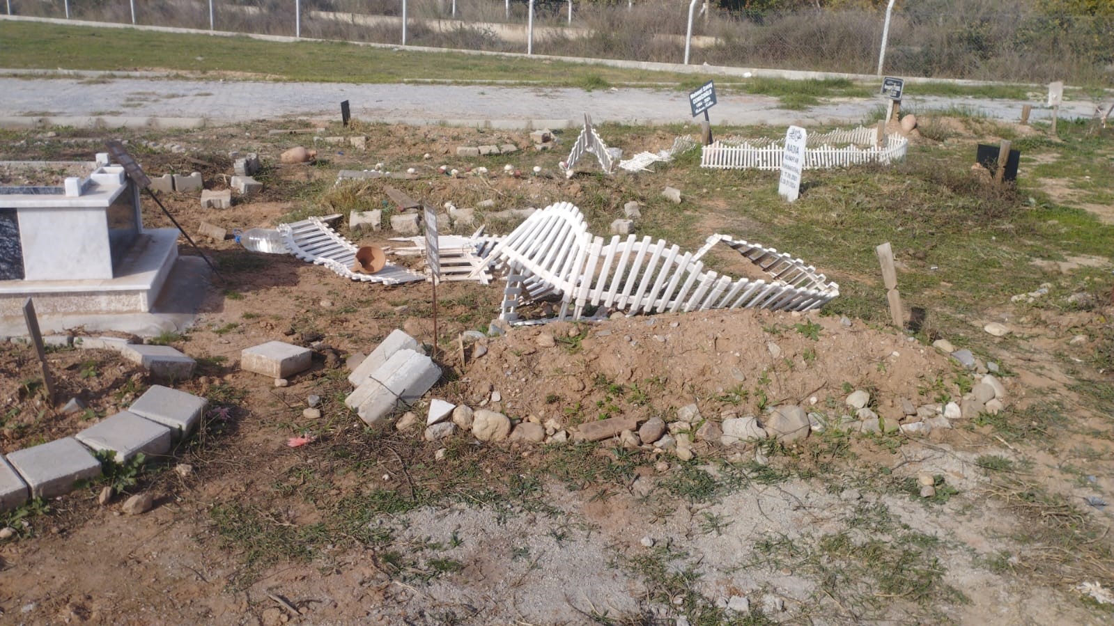 Yakınlarının dağılmış mezarlarını görenler Efeler Belediyesi’ne tepki gösterdi