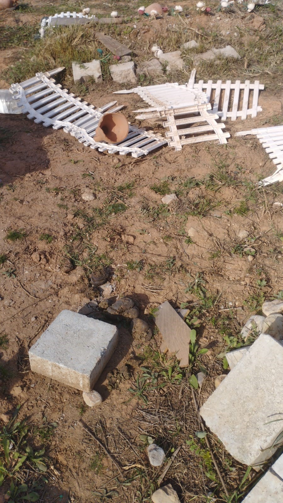 Yakınlarının dağılmış mezarlarını görenler Efeler Belediyesi’ne tepki gösterdi
