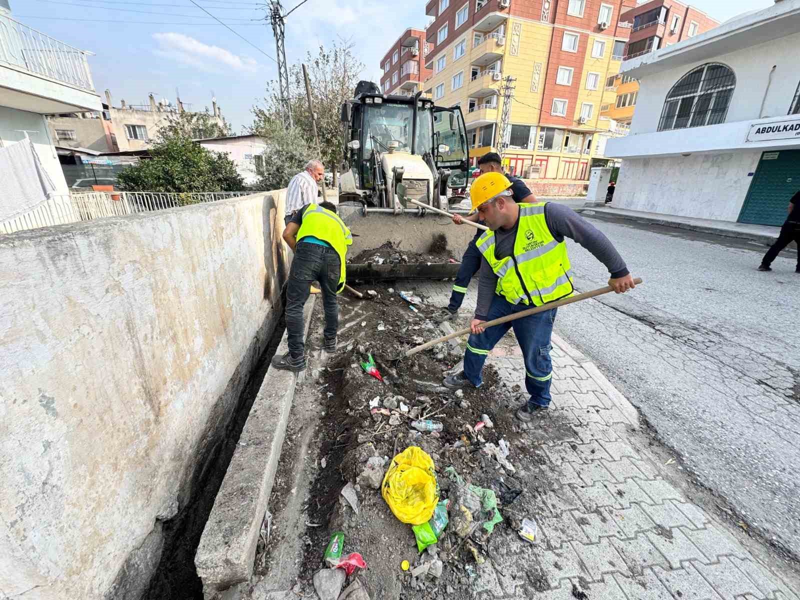 Hatay&rsquo;da 66 kilometrelik yağmur suyu ve ızgara temizliğinden toplamda 53 kamyon katı atık &ccedil;ıktı
