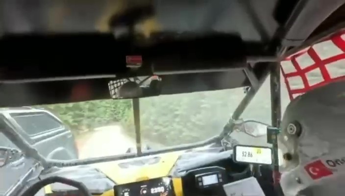 Baja yarışında sivil araç tehlike saçtı: Tecrübeli pilotlar faciayı önledi
