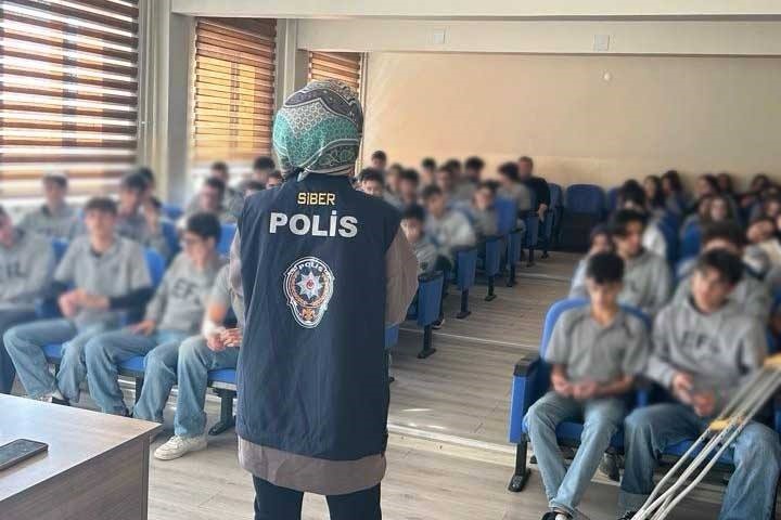 Erzincan çocuk polisi öğrencileri bilgilendirmeye devam ediyor
