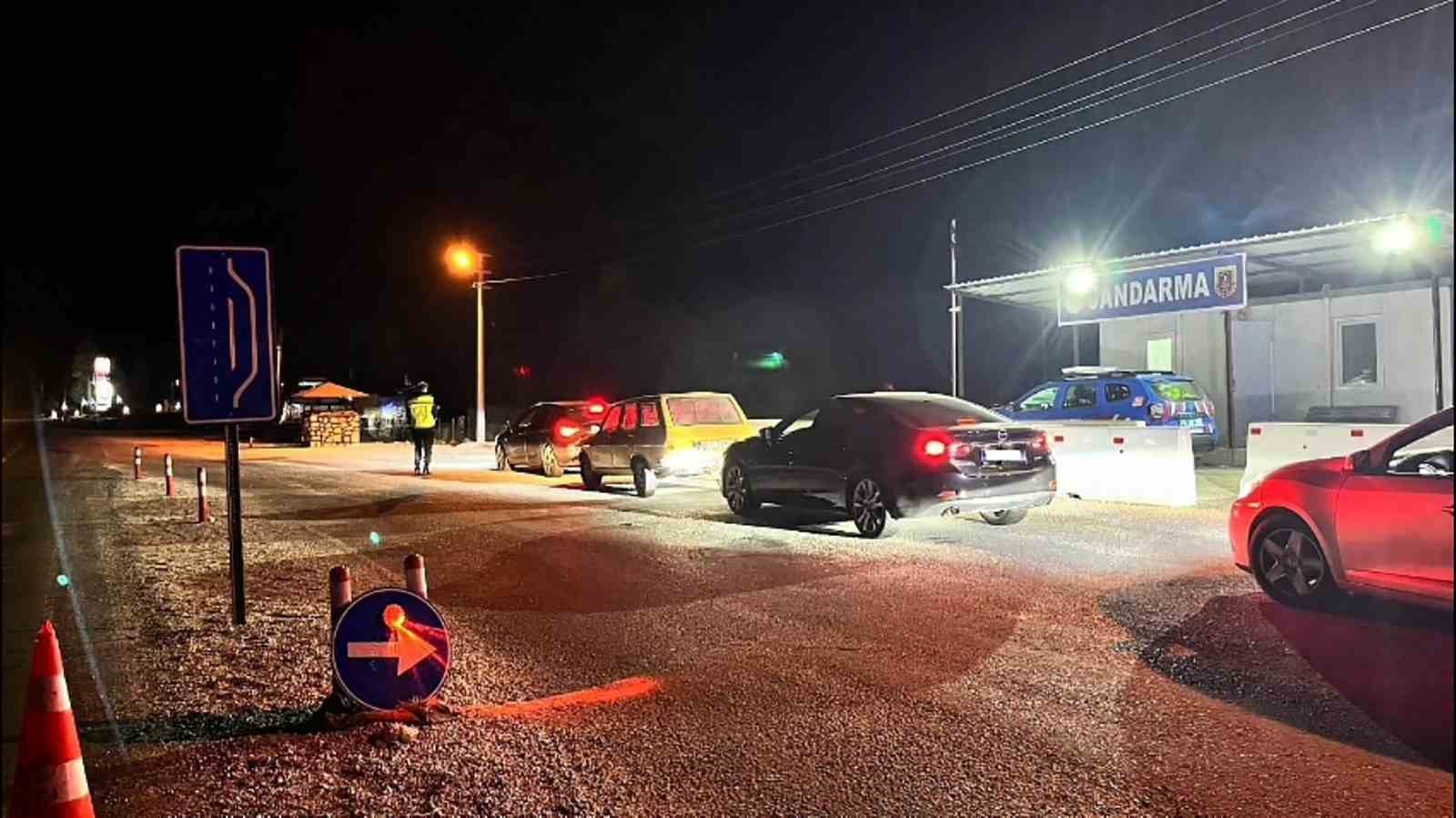 &Ccedil;eşitli su&ccedil;lardan aranan 20 şahıs tutuklandı
