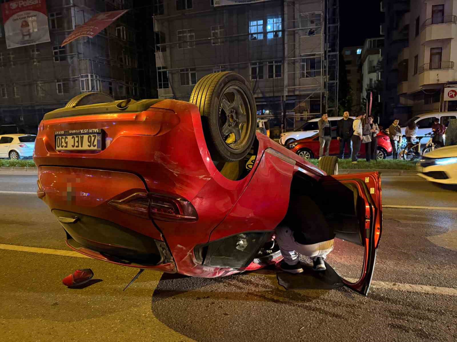 Makas atarak iki araca çarpan sürücü takla attı: 1 yaralı