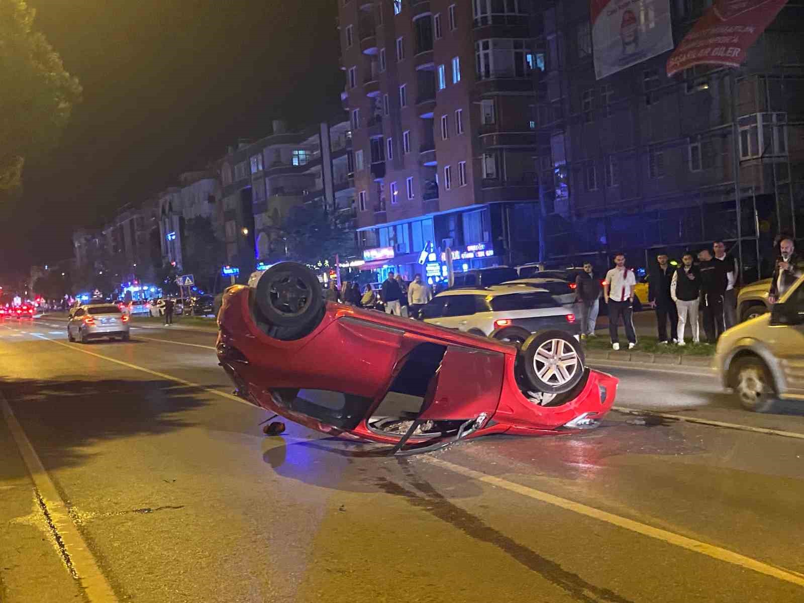 Makas atarak iki araca çarpan sürücü takla attı: 1 yaralı
