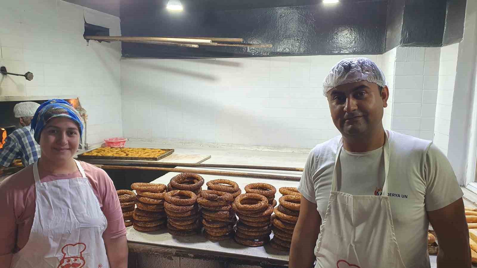 Fırıncıdan &ouml;ğretmenlere &uuml;cretsiz simit jesti
