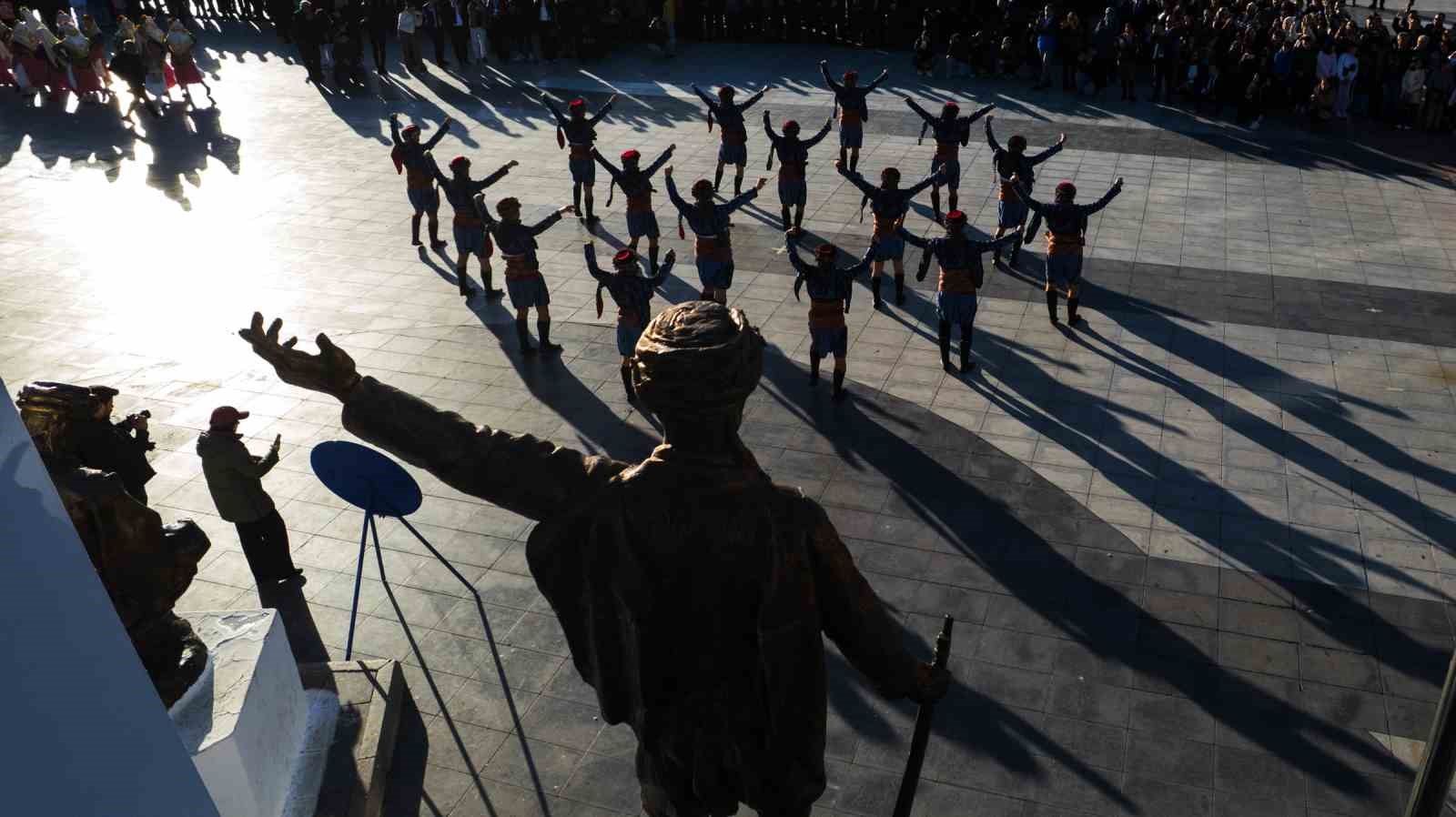 Manisa’da 100 öğretmen "Eğitim Yüzyılı" kapsamında halk dansı gösterisi sundu