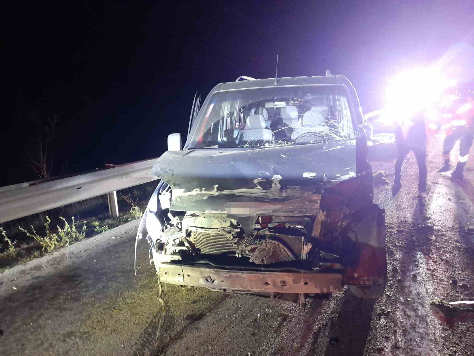 Bolu’da bariyerlere çarpan hafif ticari araç sürücüsü yaralandı