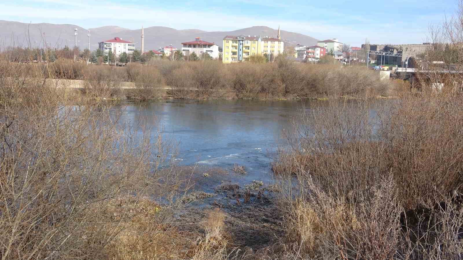 Kura Nehri’nin yüzeyi dondu