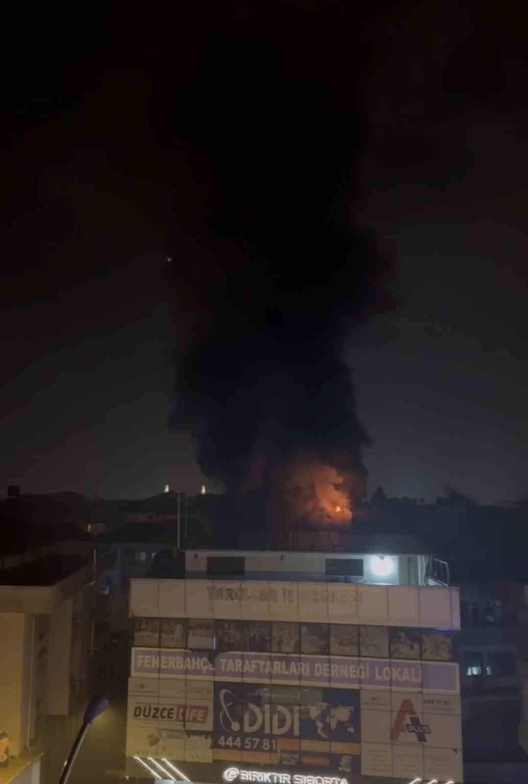 Alevlere teslim olan çatı güçlükle söndürüldü