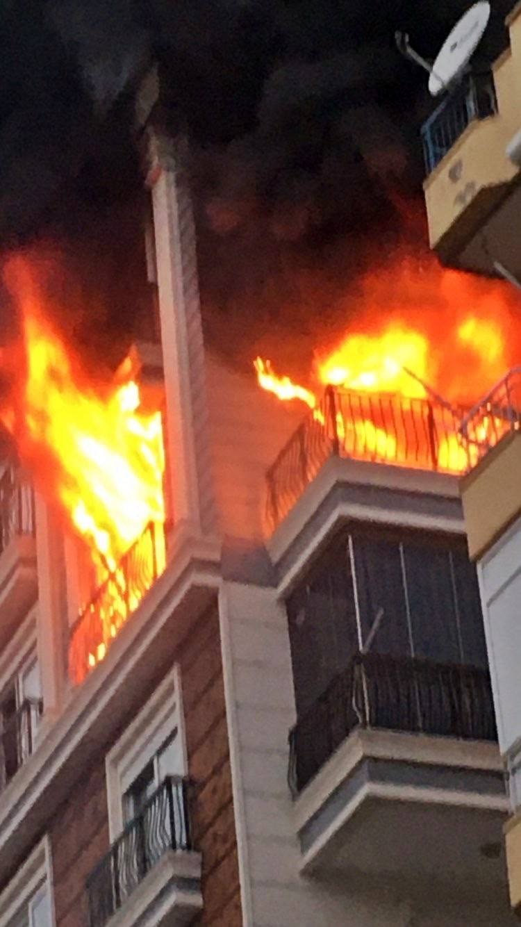 Yangında anneanne ve teyzeyi &ouml;ld&uuml;rmekten yargılanan toruna iki kez ağırlaştırılmış m&uuml;ebbet
